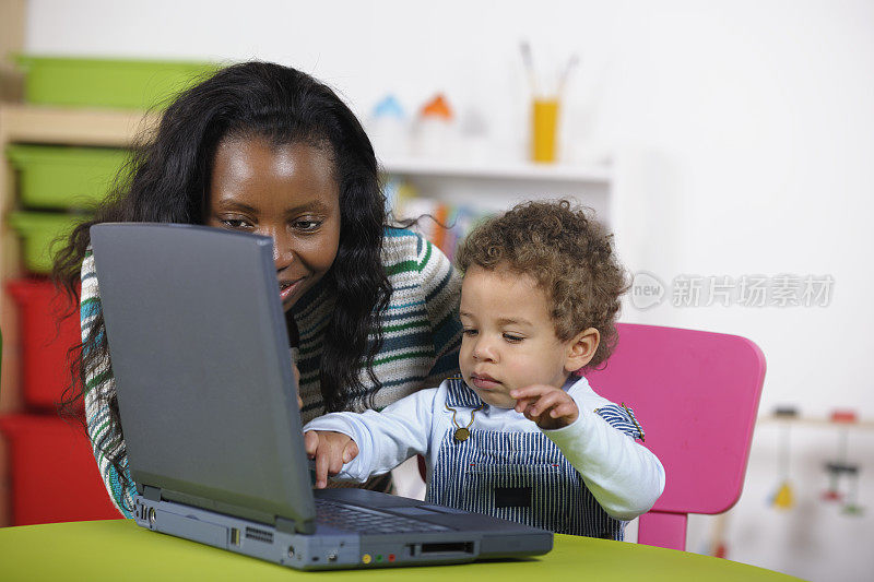 使用笔记本电脑照看婴儿/幼童